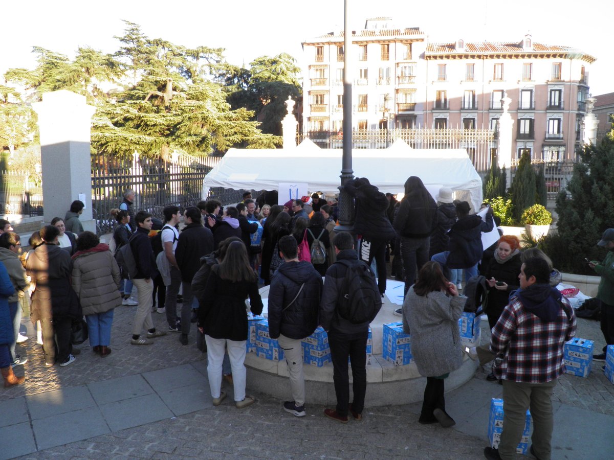 archimadrid's tweet image. 📰#Nochebuena solidaria: más de 500 jóvenes reparten cenas a personas sin hogar con el proyecto #NadieSinCenar

➡️Si te apetece vivir una Navidad diferente y regalar compañía, ¡no te lo pienses! Muy pronto se compartirá el correo donde apuntarse

archimadrid.org/index.php/ofic…