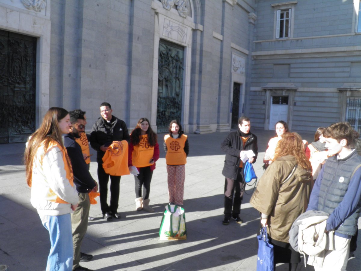 archimadrid's tweet image. 📰#Nochebuena solidaria: más de 500 jóvenes reparten cenas a personas sin hogar con el proyecto #NadieSinCenar

➡️Si te apetece vivir una Navidad diferente y regalar compañía, ¡no te lo pienses! Muy pronto se compartirá el correo donde apuntarse

archimadrid.org/index.php/ofic…