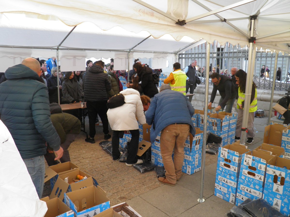 archimadrid's tweet image. 📰#Nochebuena solidaria: más de 500 jóvenes reparten cenas a personas sin hogar con el proyecto #NadieSinCenar

➡️Si te apetece vivir una Navidad diferente y regalar compañía, ¡no te lo pienses! Muy pronto se compartirá el correo donde apuntarse

archimadrid.org/index.php/ofic…