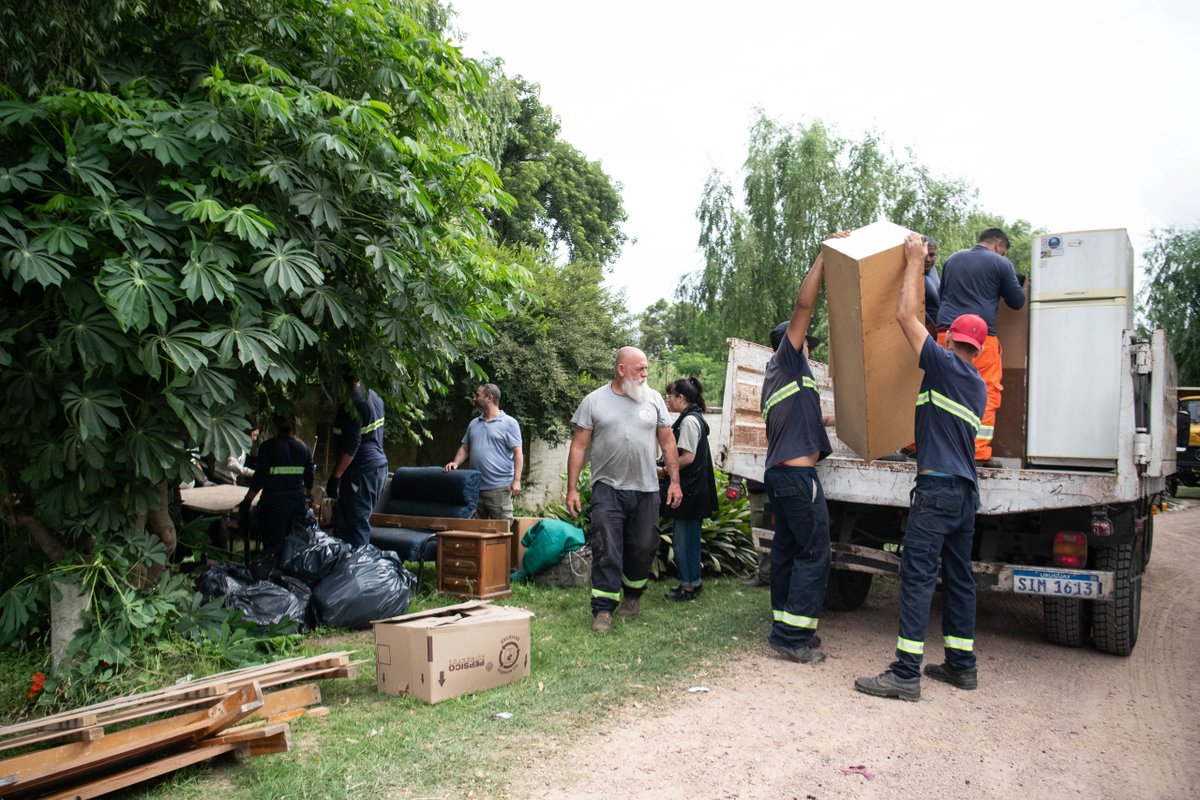 montevideoIM's tweet photo. 36 familias del asentamiento El Progreso ingresan a nuevas viviendas 🏡

Acompañamos el proceso de mudanza a su nuevo hogar, ubicado en Mortet y Lapeyre, cuenta con 36 viviendas de hasta 4 dormitorios 🔑🏘️ https://t.co/u9WUFunmCN