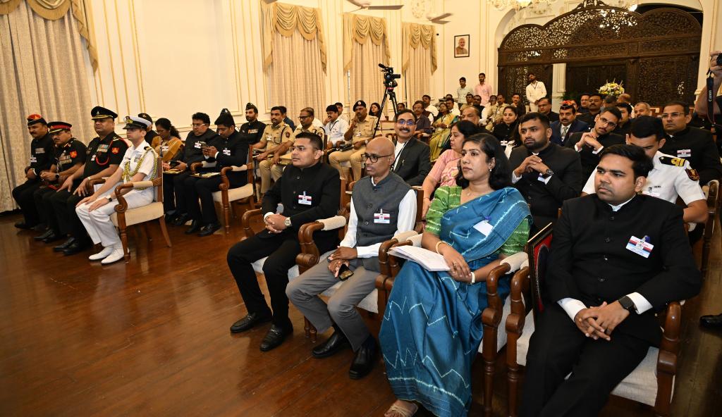 सशस्त्र सेना ध्वज दिवस के उपलक्ष्य में आज लोकभवन, मुंबई में मुंबई शहर तथा मुंबई उपनगर जिला प्रशासन द्वारा आयोजित सशस्त्र सेना ध्वज निधि संकलन अभियान का शुभारंभ किया।

इस अवसर पर सैनिक कल्याण विभाग के संचालक कर्नल दीपक ठोंगे (सेवानिवृत्त) तथा जिला सैनिक कल्याण अधिकारी मेजर प्रांजल