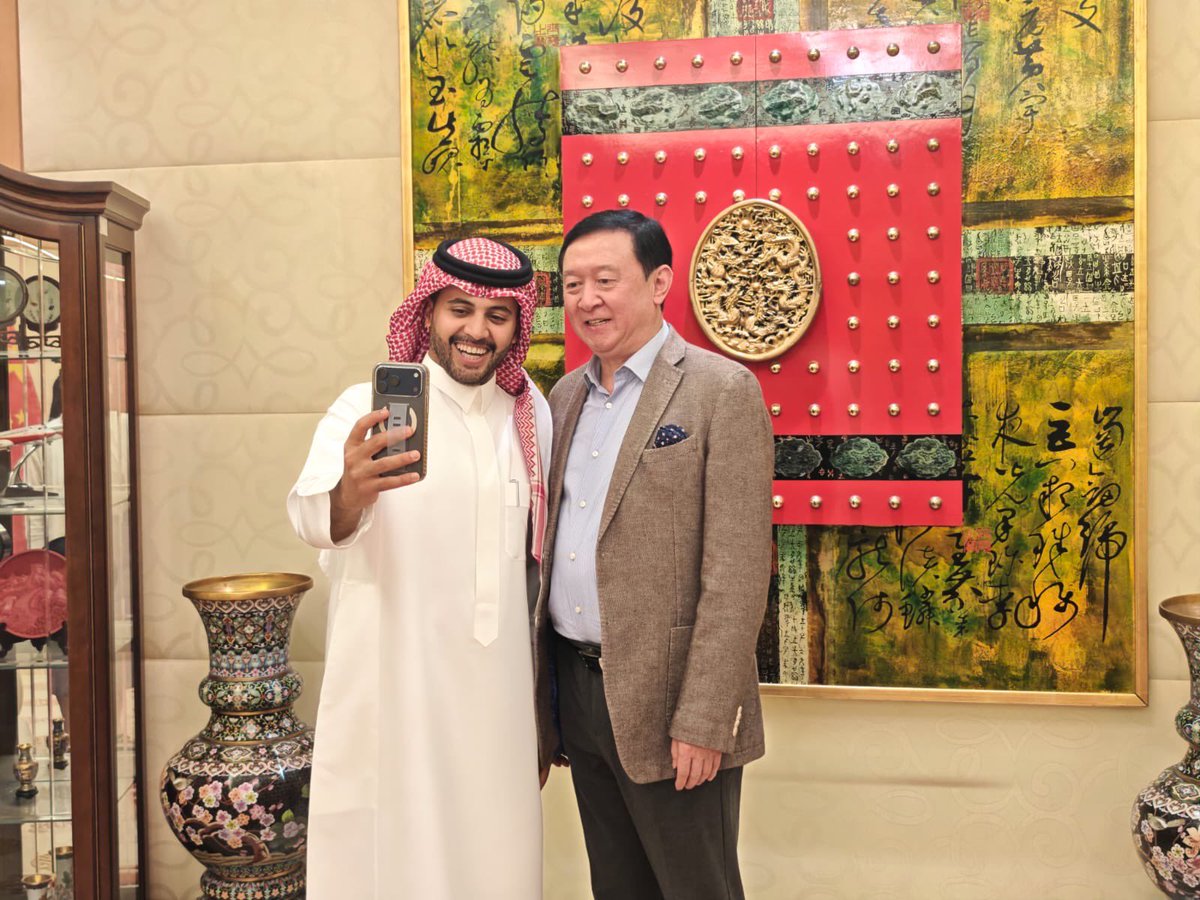 تشرفت اليوم بلقاء سعادة السفير الصيني 🇨🇳، وكان حديثًا جميلًا عن رحلتي الأخيرة إلى الصين وتجربتي المليئة بالثقافة والمدن المتطورة وحفاوة الشعب الصيني. أثنى سعادته على الرحلة واختتامها بلقاءه كان أجمل هدية. كما قدّم لنا هدايا قيّمة نشكره عليها بكل امتنان. لقاء رائع يُخلّد ذكرى