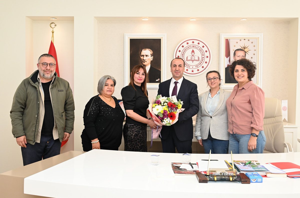 Ender Kudret Erdem Ortaokulu Okul Aile Birliği Yönetimi Başkanı Necla BODUR ve Yönetim Kurulu Üyeleri Okul Müdürü Sebila BÜLBÜL ile birlikte İl Millî Eğitim Müdürümüz Halil YÜCEL’i ziyaret ettiler.

Ziyaretleri için kendilerine teşekkür ederiz.