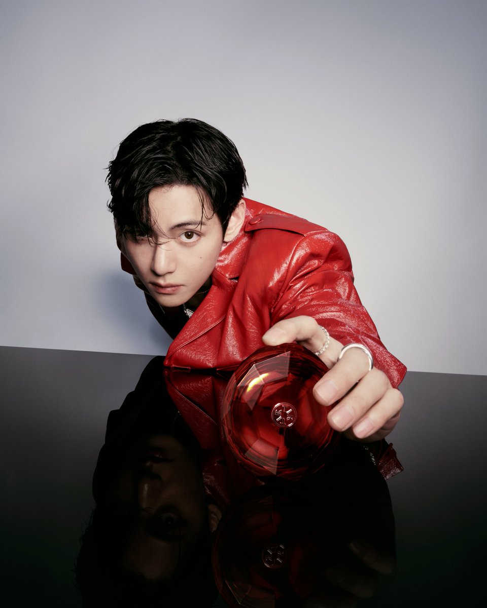 OneilyMusic's tweet photo. V of BTS exudes timeless charisma for TIRTIR. https://t.co/XsymSDBZ7d