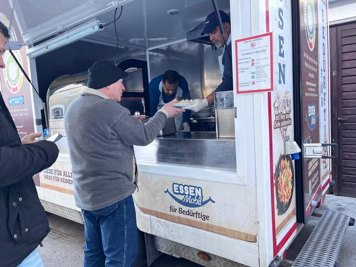 Die Majlis Ansarullah Augsburg hat heute essen an Bedürftige verteilt.

#AhmadiyyaLangr
#AhmadiyyaFoodtruck