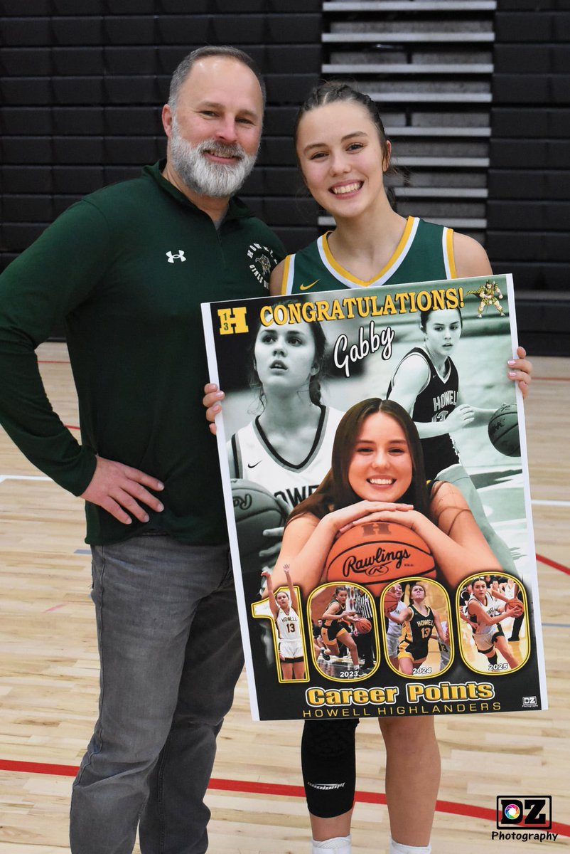 HowellHoops's tweet image. Some awesome photos taken by Dan Zeppa! Photos of Gabby and her amazing support system cheering her on!💛💚