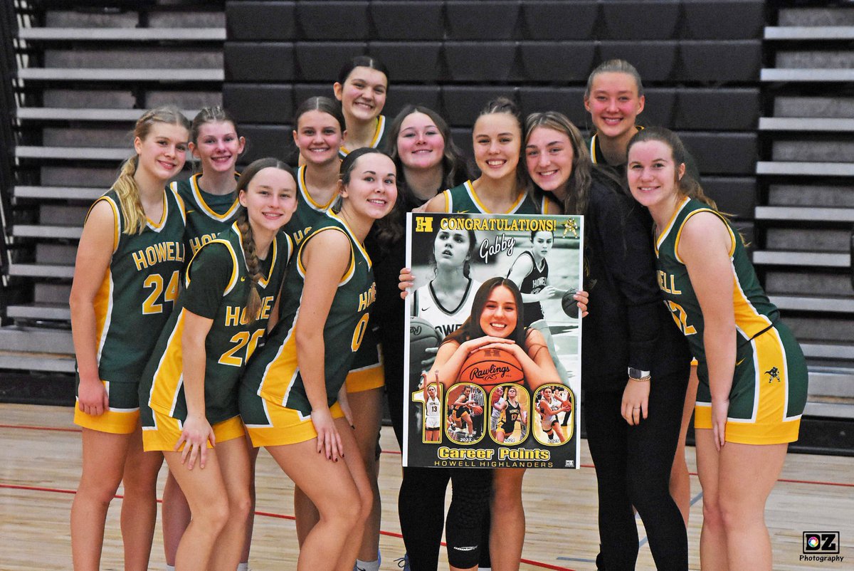HowellHoops's tweet image. Some awesome photos taken by Dan Zeppa! Photos of Gabby and her amazing support system cheering her on!💛💚