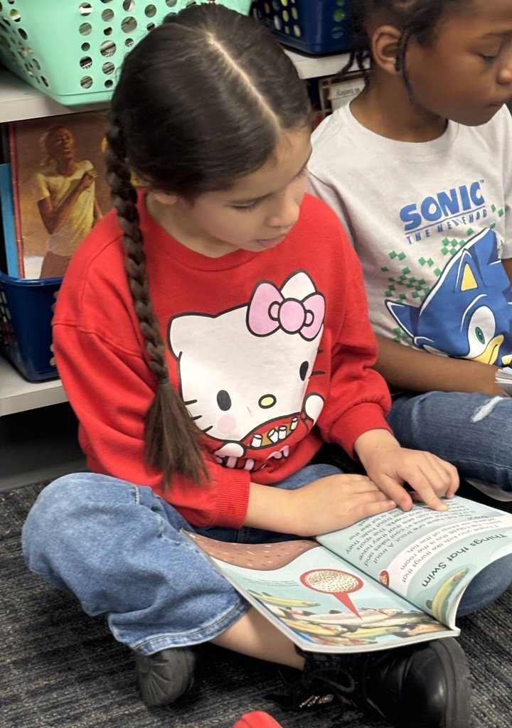 Students in RM 6 <a href="/sunnyheightsele/">Sunny Heights Elem</a> working together to improve their reading skills!