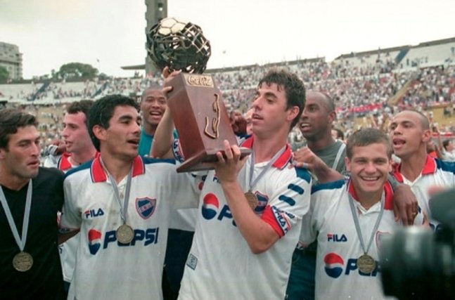 CNdeFhistoria's tweet image. 🗓 10/12/2000

@Nacional empató 1️⃣-1️⃣ con Peñarol y se consagró 🏆 Campeón Uruguayo 🇺🇾

🏟 Centenario

⚽️ Sergio “Manteca” Martínez

🏆🇺🇾 De la mano del Hugo, el Decano logró el Campeonato Uruguayo 🇺🇾 y se comenzaba a construir el Tricampeonato 🏆🏆🏆
(2000-2001-2002)