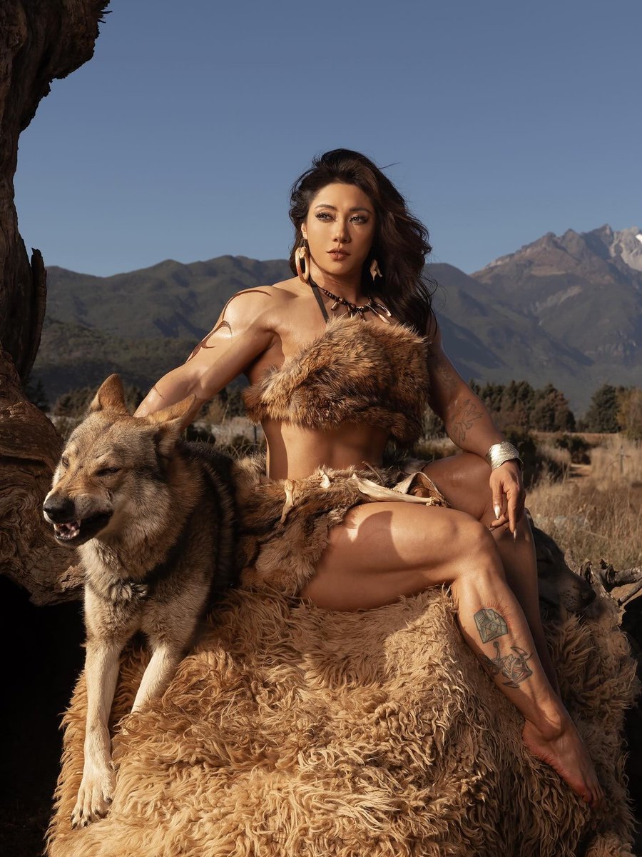 어릴 때부터 과체중이라는 소리 (154cm, 70kg) 들어서 상처입은 분이 30대에 보디빌딩 시작해서 1년만에 국내 대회 우승, 5년만에 세계 대회 우승하셨다고. 세상에...