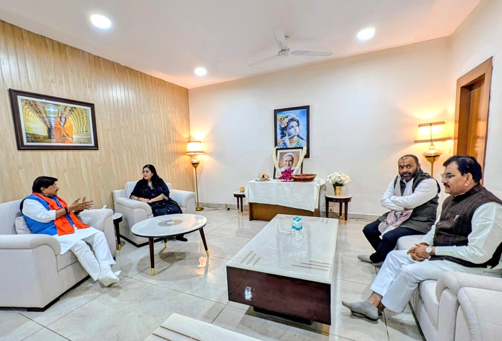 KailashOnline's tweet photo. पूर्व विदेश मंत्री स्वर्गीय सुषमा स्वराज जी के पति, देश के वरिष्ठ अधिवक्ता एवं दिल्ली से भाजपा सांसद सुश्री @BansuriSwaraj जी के पूज्य पिताजी श्री कौशल स्वराज जी के दु:खद निधन के उपरान्त आज उनके निज निवास पर पहुंचकर भावपूर्ण श्रद्धांजलि अर्पित की।

श्री स्वराज का राष्ट्रसेवा का अनुकरणीय अध्याय सदैव हमारी स्मृतियों में रहेगा।

दिवंगत पुण्यात्मा को शत शत नमन 🙏