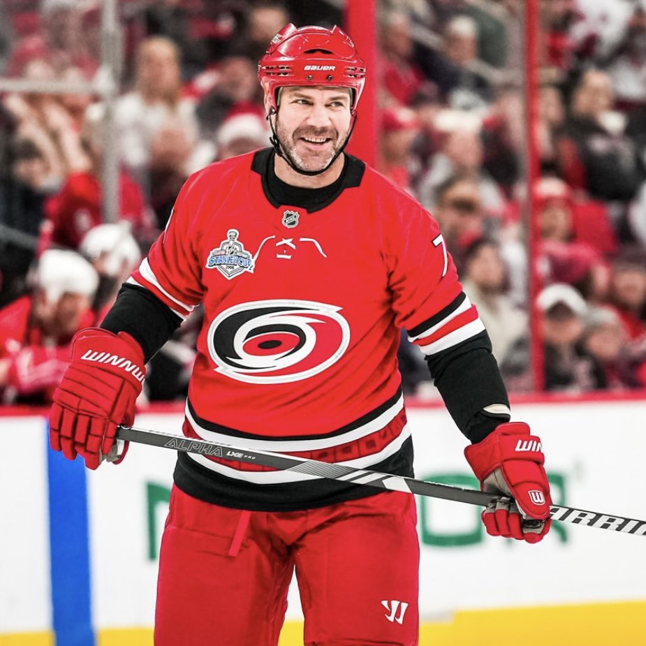 Nic Wallin brought out the Winnwell gloves for the Canes’ alumni game on Monday.

📸:<a href="/Canes/">Carolina Hurricanes</a> | #CarolinaCulture