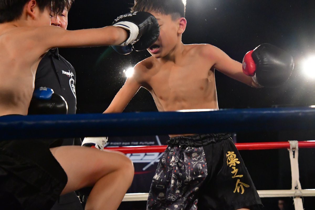 下條楼斗選手が荒川凛之介選手に0-3判定勝ち。緊急出場でも勝利出来るのは楼斗選手がしっかりと練習している証。また楼斗選手はEXPG STUDIO TOKYOで活躍し、妹さんのひまちゃんはスプラウト学園でアイドルとして活動する美男美女兄妹。KROSSxOVERで力強く光輝いた楼斗選手だ。
#KROSSOVER33