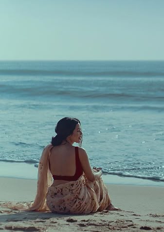 जिंदगी यूं तेरे बगैर गुजर ना पाएगी…
इस समंदर की खामोश लहरों को यूं ही उठने दे,
हर लहर किनारे से टकरा कर लौटती है...
जैसे मेरी सांसें तेरे नाम से टकरा के जी लेती हैं। 
उठने दे इश्क के समंदर की लहरें… 
शायद एक दिन कोई लहर तेरा पता ले आए...!!!

मधुर रात क्वीन 👑🪷