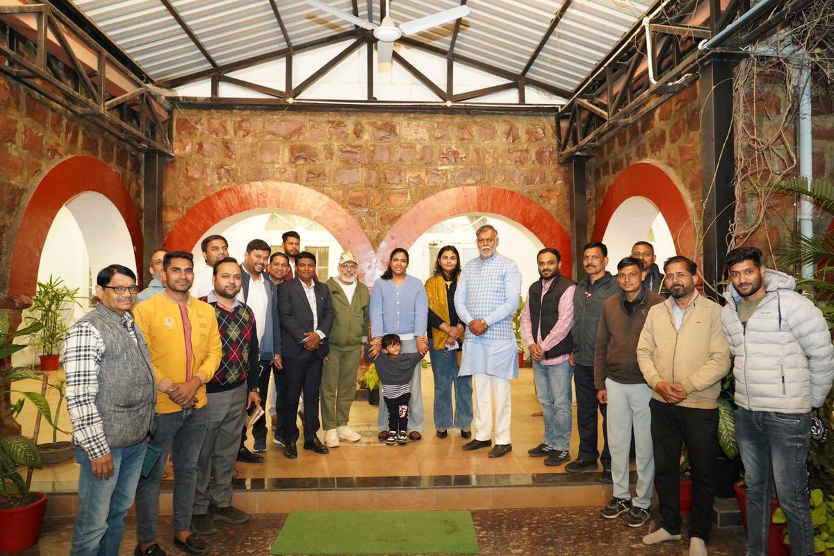 आज शाम प्रख्यात अभिनेता एवं वक्ता श्री अन्नु कपूर जी का भोपाल आवास पर आना हुआ। लंबे समय पश्चात आत्मीय संवाद हुआ।हृदय से आभार ।

<a href="/annukapoor_/">Dr. ANNU KAPOOR</a>