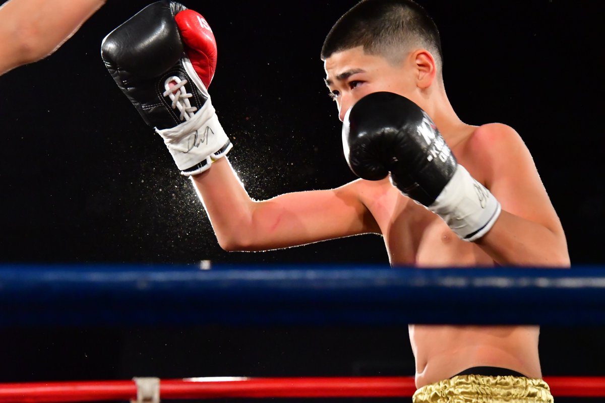 プレリミナリーファイト第2試合 中堅戦 ジュニア-46kg契約2分2R 髙木 修選手(MA楠誠会館)vs小野勇月選手(TORNADO) 。小野選手の0-3判定勝ち。勝利した小野選手は嬉し泣き。心動かされる姿だった。
#KROSSOVER33