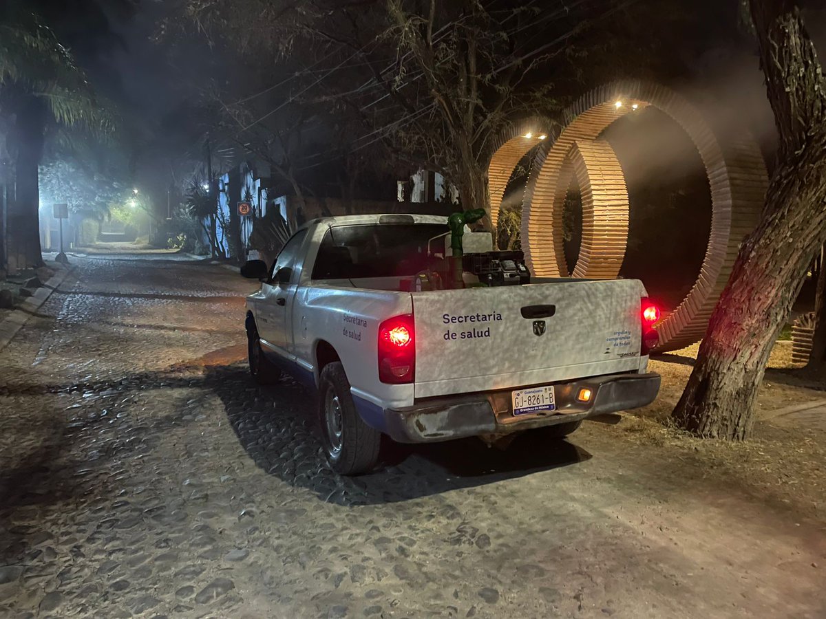 JSII_SMA's tweet image. 🦟✨ Para proteger a tu familia, llevamos a cabo acciones de nebulización espacial UBV en Los Frailes, Mesa del Malanquín y La Parroquia.
Sigamos sumando esfuerzos para prevenir el dengue. ¡Mantén patios y azoteas libres de criaderos! 
#SanMiguelDeAllende  #Dengue #JSII