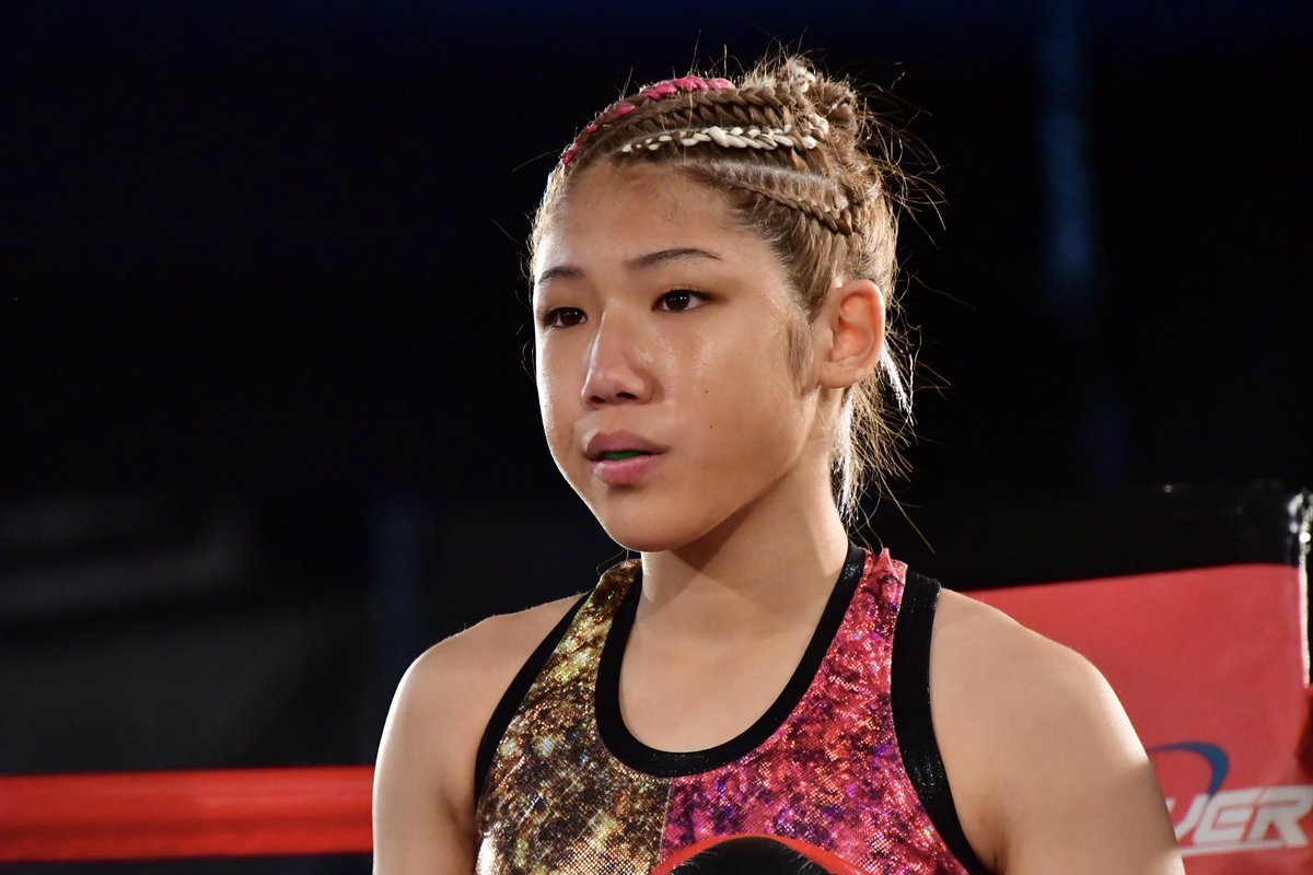 プレリミナリーファイト第3試合 大将戦 ジュニア-43kg契約2分2R 北野ひなた選手(MA楠誠会館)vs太田ひめり選手(修徳会) 。RIZIN 11/3 神戸大会に出場した元氣選手の愛娘・ひなた選手はMAキックの星であり既に風格を感じさせるファイター。2R終盤の打撃攻勢は見事だった。
#KROSSOVER33