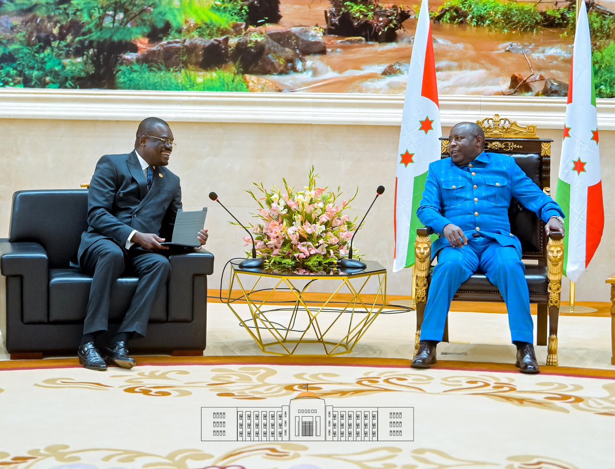 NtareHouse's tweet photo. Le Chef de l’État #Burundi-ais, S.E @GeneralNeva, a reçu en audience @Dr_JeanKaseya, Directeur Général de @AfricaCDC, avec lequel il a échangé en particulier sur les actions d’AfricaCDC dans la lutte et la prévention des épidémies au Burundi et la promotion de la santé en général https://t.co/NVrPobDFsF