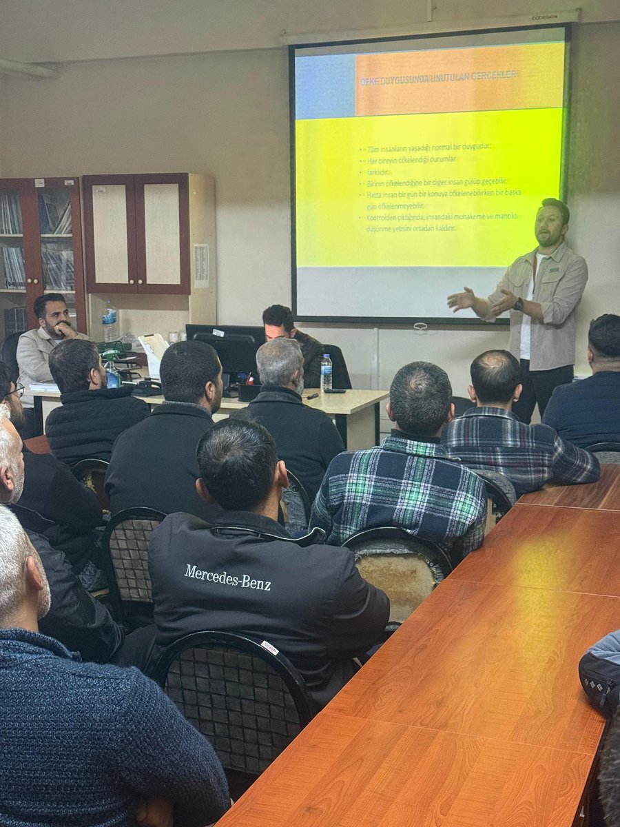 Rehberlik hizmetleri kapsamında İlçe Milli Eğitim Müdürlüğümüzün koordinesinde Siverek Açık Ceza İnfaz Kurumundaki bireylere "Zaman Yönetimi" konulu seminer verilmiştir.<a href="/hasansildak/">Hasan ŞILDAK</a> <a href="/ASIM_SULTANOGLU/">Asım SULTANOĞLU</a> <a href="/n_kapanoglu/">n_kapanoglu</a> <a href="/salihsakmia/">Salih Sak</a>