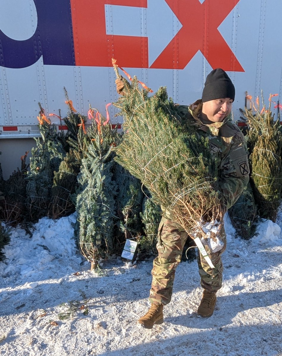 10MTNDIV's tweet photo. Fort Drum families picked out their Christmas trees during this year’s Trees for Troops event, with support from BOSS volunteers.

Stay connected on IG — follow @10MTN.Div

#ClimbToGlory #TreesForTroops #HolidaySpirit #MountainCommunity #BOSSProgram https://t.co/nxZlV6huOj