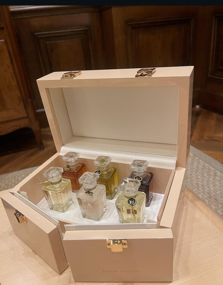 لعشّاق هنري جاك
بعض الروائع نفدت، وأخرى على وشك النفاد… اغتنموا الفرصة واختاروا معزوفتكم المفضّلة قبل أن تختفي.

ترشيحاتنا لكم:
•أونجشون: دفء شتوي فاخر ولمسات تناسب أجمل المناسبات.
•مارفلس: مزيج مسكي وردي مع فيتيفر وباتشولي… نقاء هنري الحقيقي.
•مسيو بوكيه: توابل وأخشاب بروح