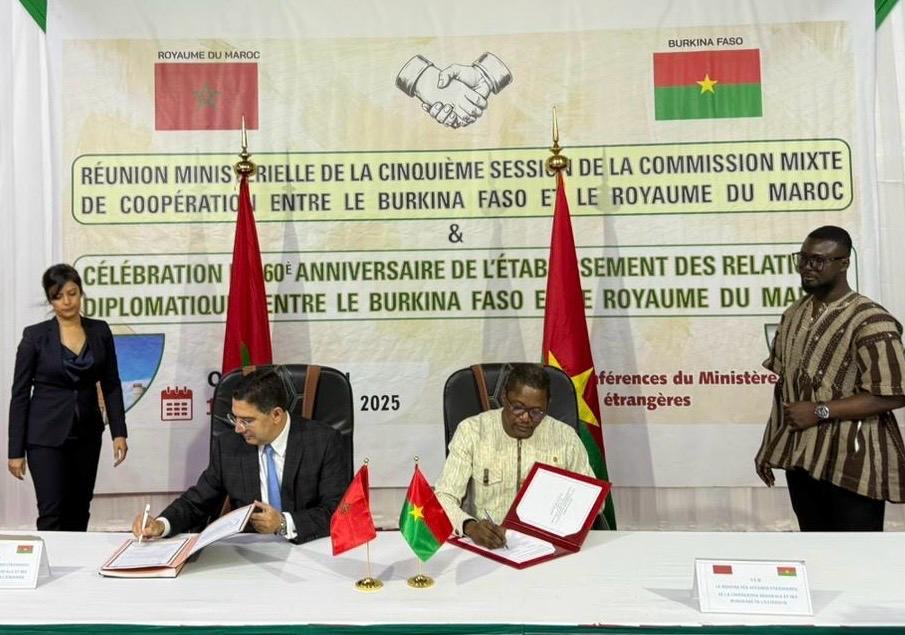 5ème Commission mixte de coopération🇲🇦🤝🇧🇫
M. Nasser Bourita et son homologue Burkinabè, M.Karamoko Jean Marie Traoré, ont procédé à la signature de 12 instruments juridiques, un PV et un Communiqué conjoint, témoignant de la volonté commune de renforcer la coopération bilatérale