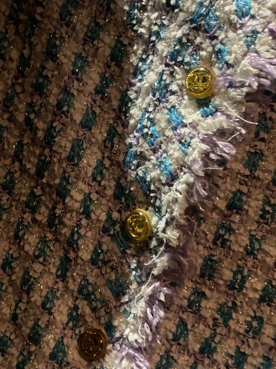 He tenido semanitas, pero ayer encontré Chanel de los 80s en perfectas condiciones con el tweed más hermoso