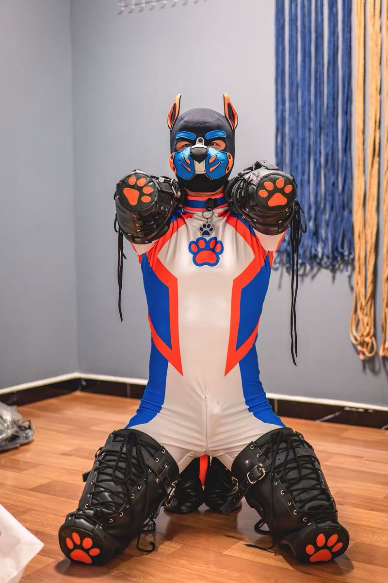 呜呜呜，狗屌硬惹，肿么办😰😰还流水了哎🥵🥵
Waaah, my doggy cock is throbbing, It's dripping wet... 🥵

📸<a href="/LostYutou/">YUTOU</a>