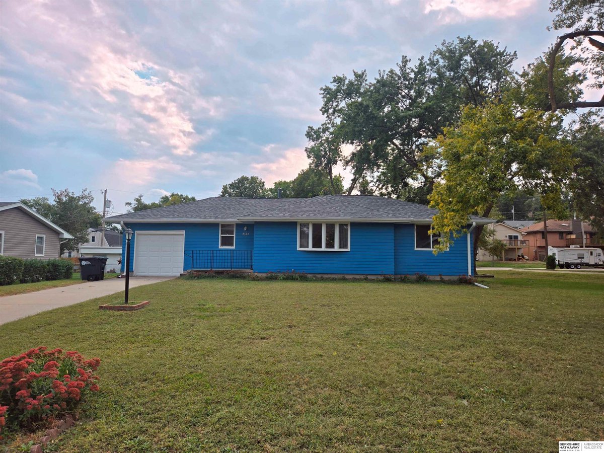 CarlaMaas's tweet photo. 8539 Hamilton Street, Omaha, NE, 68114
3 bed | 2 bath 1159 Sq. Ft.
Active | 240000
https://t.co/vzT8X3vEAH
Ranch Home on Corner Lot in Westside School District! Big-ticket updates include a NEW class 3 impact-resistant roof, new furnace, A/C, and water heater. This 3-bedroom,... https://t.co/7jqvYfB0SM