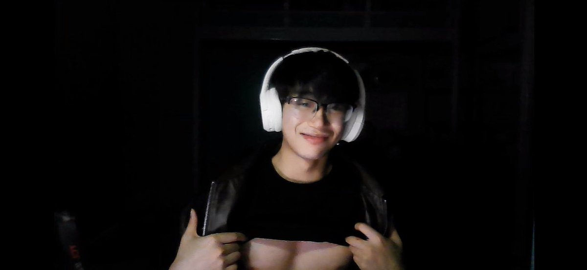 sunnyliry's tweet image. 依旧直播造型大刷新