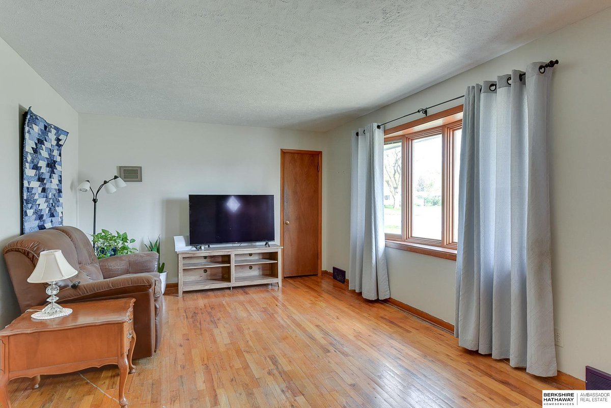 8539 Hamilton Street, Omaha, NE, 68114
3 bed | 2 bath 1159 Sq. Ft.
Active | 240000
bit.ly/3KHTP3W
Ranch Home on Corner Lot in Westside School District! Big-ticket updates include a NEW class 3 impact-resistant roof, new furnace, A/C, and water heater. This 3-bedroom,...