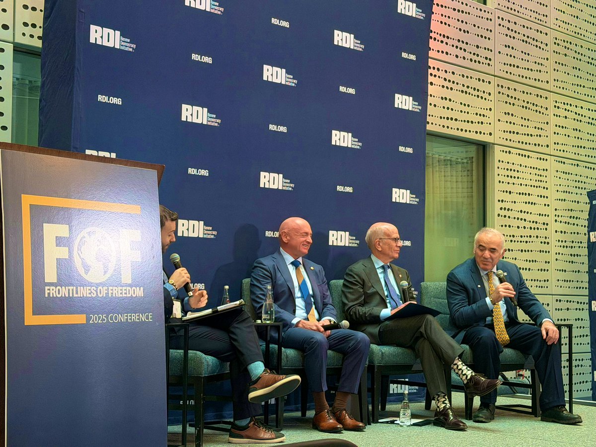 RinainDC's tweet photo. Powerful moment at #FOFCON 2025: @Kasparov63 sharing the stage with @CaptMarkKelly & @SenPeterWelch … 2 principled U.S. Senators who still believe in putting country over party.
Thanks to @Renew_Democracy for this candid convo on strengthening democracy in divided times. 🇺🇸 https://t.co/5Y6pnpsEJm