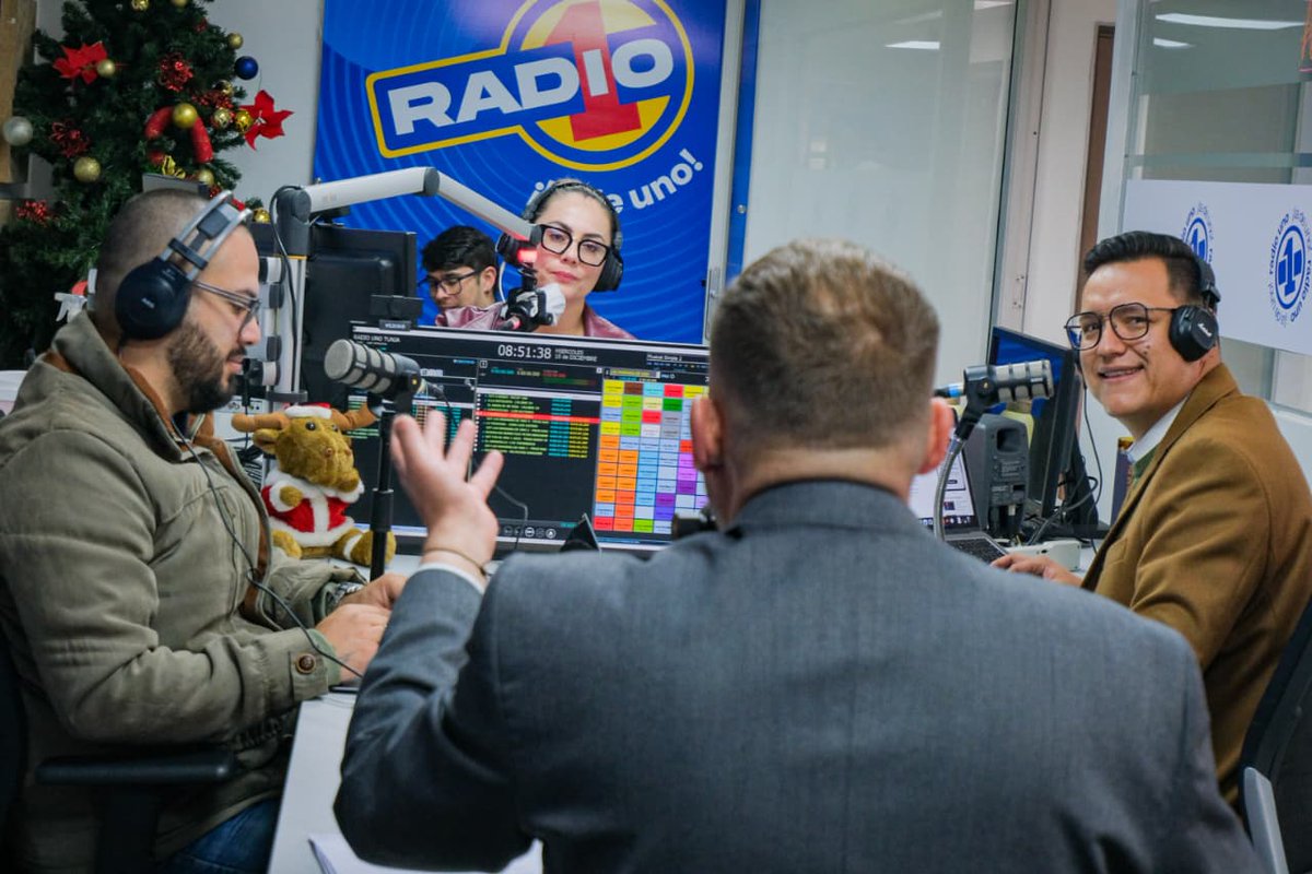 AlcaldiaTunja's tweet photo. Desde los micrófonos de @radio1tunja, @ElRusoAlcalde compartió lo que traerá la versión 70 del #AguinaldoBoyacense2025: programación cultural, conciertos estelares y todo lo que hará de esta edición una celebración que conecta a Tunja con el mundo. https://t.co/If8SamUKNH