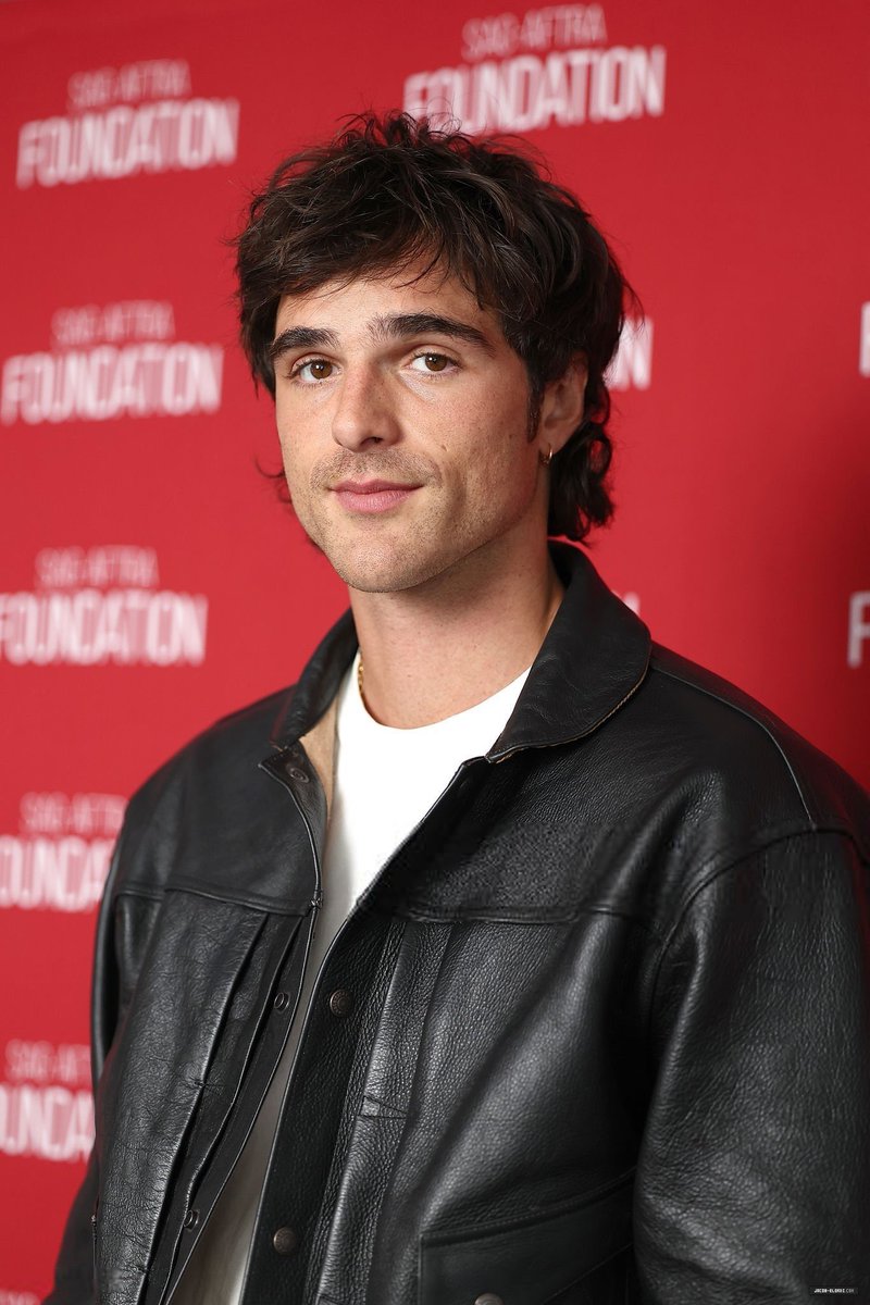 updatecharts's tweet photo. Jacob Elordi diz que ninguém fala “eu te amo” quando o encontra:

“Toda pessoa fala: ‘Ah, minha mãe te ama. Minha filha te ama. Minha namorada te ama.’ Nunca é: ‘Eu te amo.’” https://t.co/C3NEdF79WV