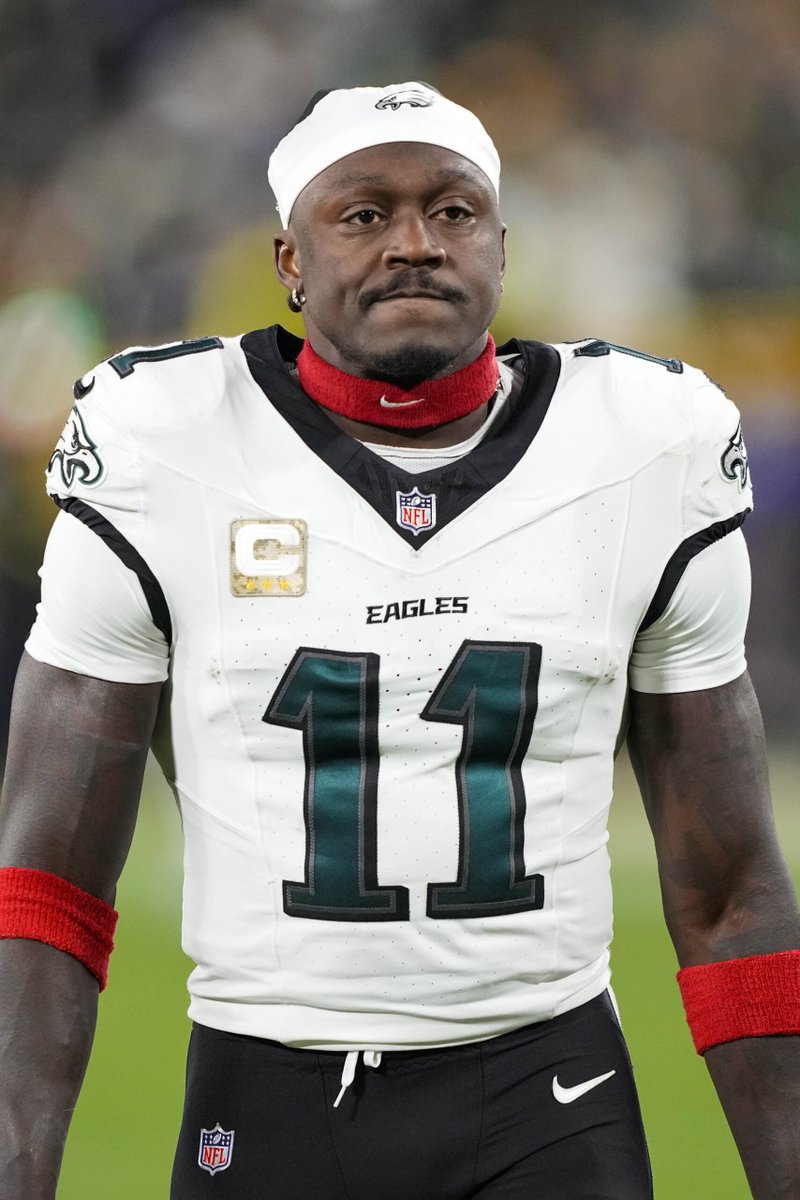 Chase_Senior's tweet image. AJ Brown in the last three games: 

8 catches for 110 yards, 1 TD
10 catches for 132 yards, 2 TD
6 catches for 100 yards, 0 TD

He's first in the NFL in receptions, first in yards and is the PPR WR 1.

The Eagles record: 0-3. 

AJ Brown isn't the main problem with the offense,…