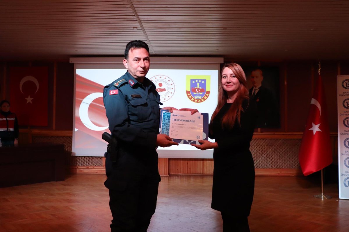 Sağlık Hizmetleri MYO Öğrencilerine Yönelik Bilgilendirici Seminer Düzenlendi

Toplum sağlığı ve güvenliğinin korunmasına yönelik farkındalık çalışmaları kapsamında, Sağlık Hizmetleri Meslek Yüksekokulu öğrencilerine yönelik bilgilendirici bir seminer gerçekleştirildi.

Seminere;