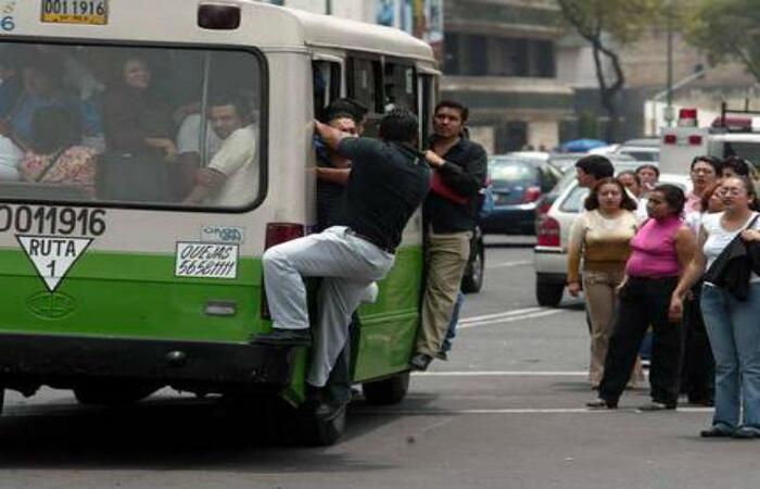 Pasajero7's tweet photo. 🚍⚠️ @LaSEMOVI   retirará hasta 150 #microbuses del Centro Histórico. El programa ofrece apoyos de 300 mil pesos para renovar unidades de las rutas 1 y 22, con una bolsa total de 45 mdp. La medida busca ordenar la zona y mejorar la seguridad, accesibilidad y calidad del servicio. https://t.co/pPst91WfQm