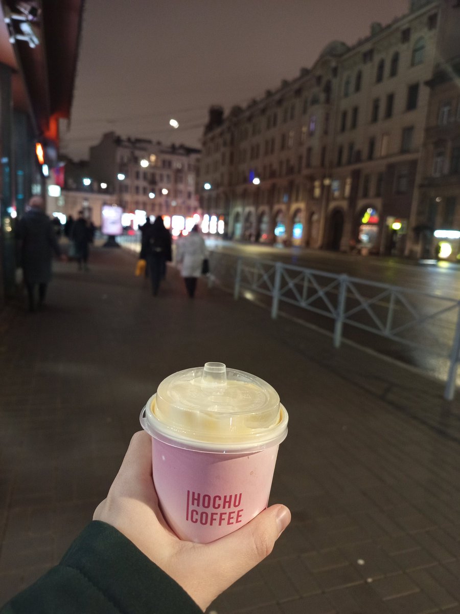 Brrrilling's tweet photo. Когда ходил в универ в хочукофе не было бесплатного овсяного молока
Но все равно как будто не перед спектаклем капучино сникерс взял, а перед парами https://t.co/t5kuLGAGIy