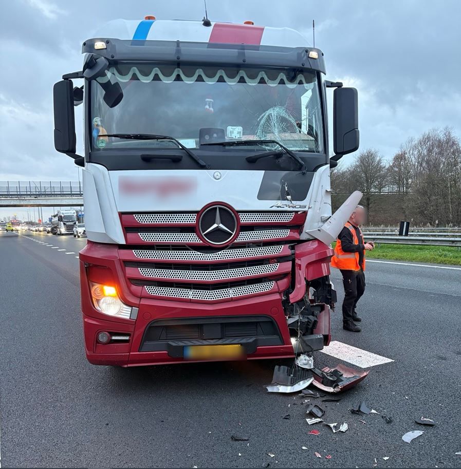 Ongeval met twee vrachtwagens bij knooppunt Galder