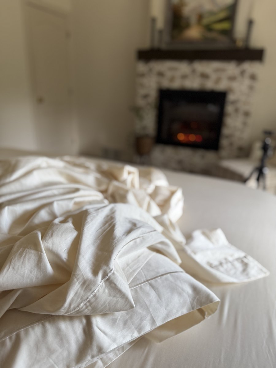 Warm glow, comfy layers and a bed that practically insists you slow down. 

Unlock your Happsy Holiday season with 20% sitewide. 🎄🧡

Shop here: happsy.com/sale
[📸IG: karissaathome ]
#Sale #HolidaySale