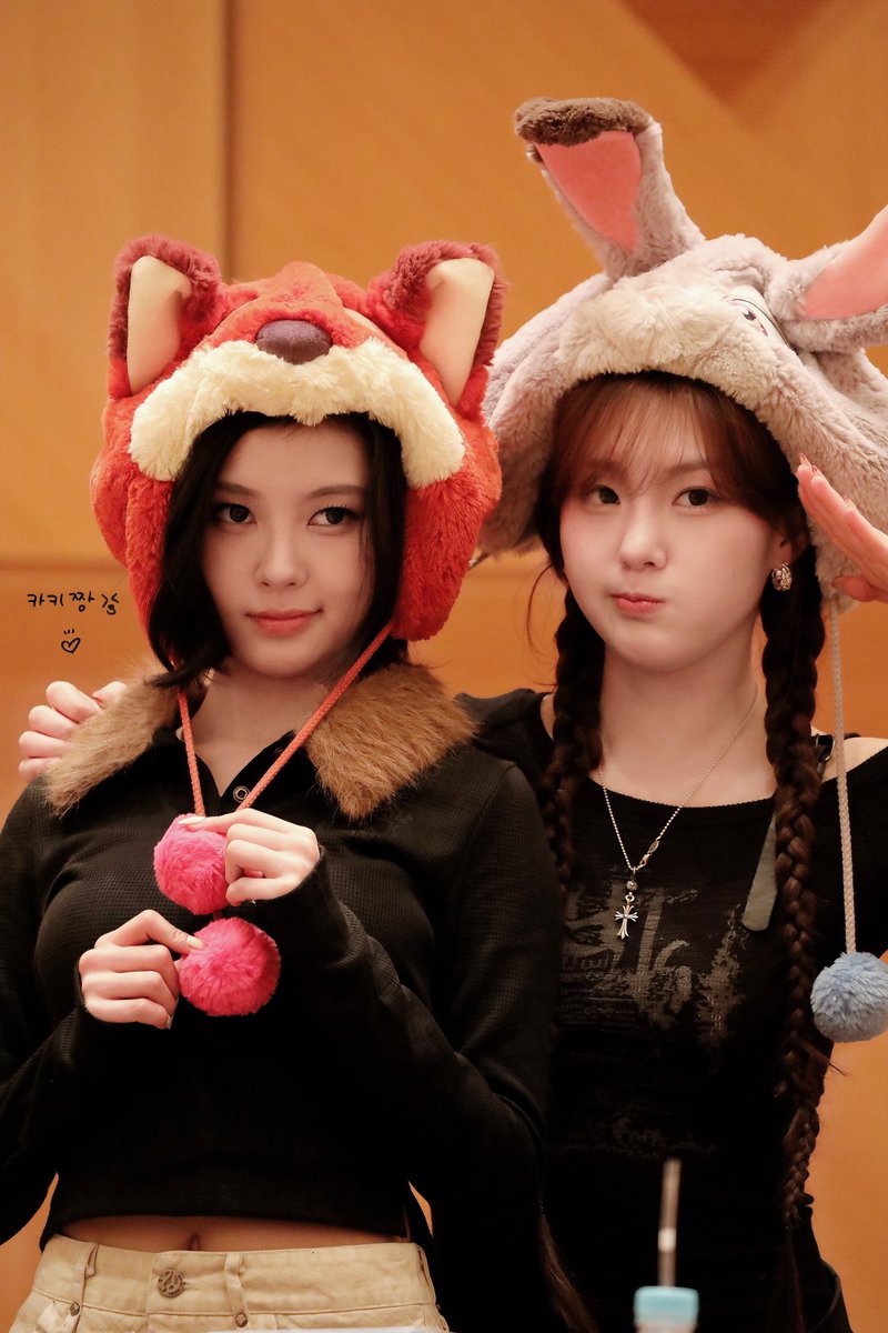 KEIII87's tweet photo. 251210 EL Japan

🦊🐰

チェヒョンちゃん🐰つけてくれてたありがとう😭

#케플러 #Kep1er
#다연 #ダヨン
#채현 #チェヒョン https://t.co/tSAAvoi8UV