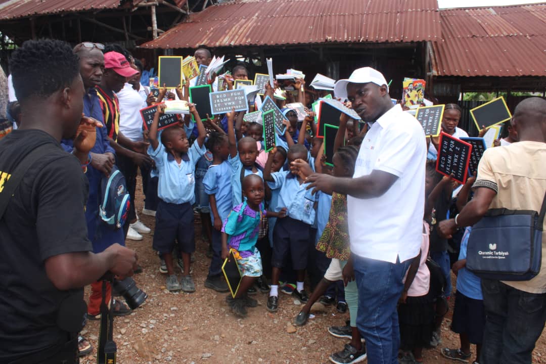 InitiativeLeone's tweet photo. At Abubakarr Islamic Mission School, children learn in fragile stick‑and‑zinc classrooms. NEI‑SL provided books and supplies to 76 Class 1–2 pupils, but urgent needs remain: permanent classrooms, sanitation, desks and teacher support. Partner with us: https://t.co/HhLQo8uhZT https://t.co/XEEWHbp85j