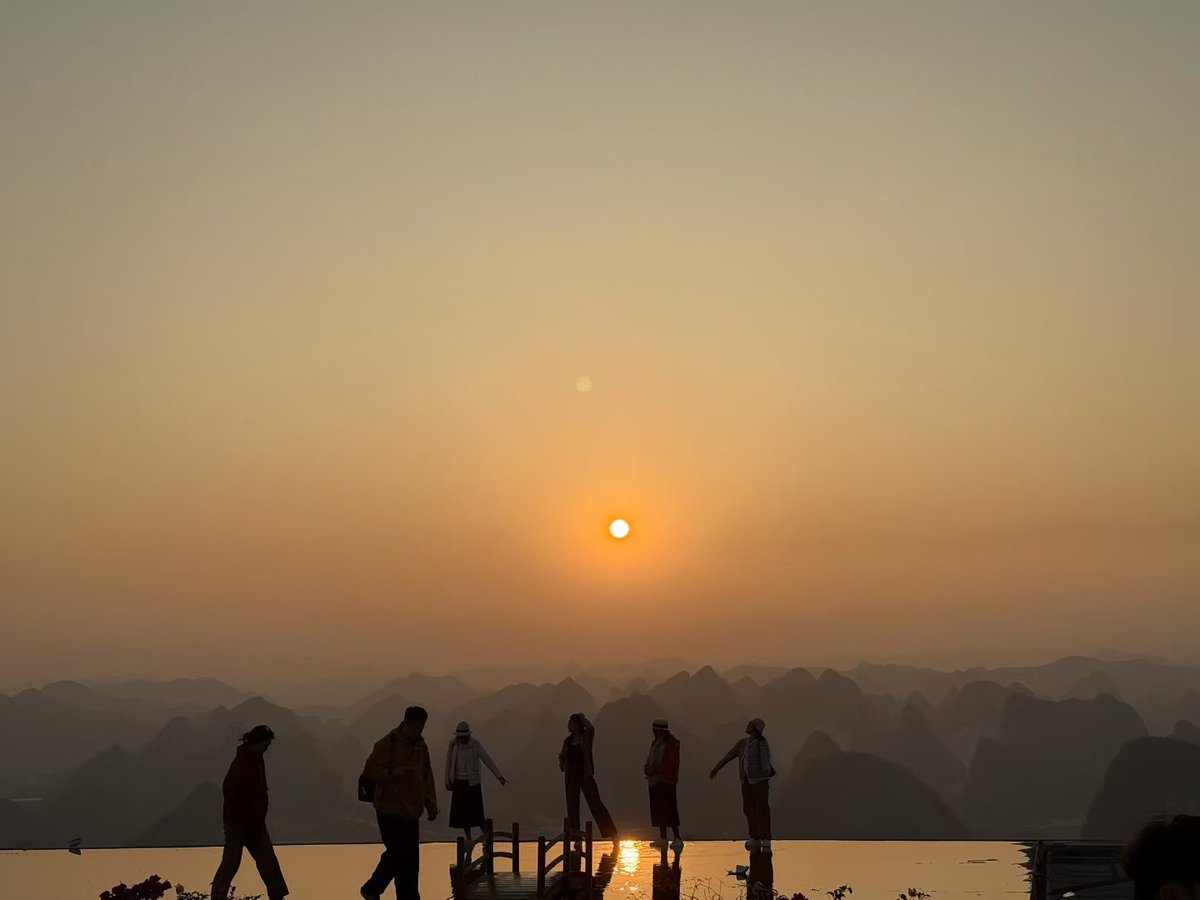 Yivennt's tweet photo. Sunset https://t.co/p7KivqexQ3