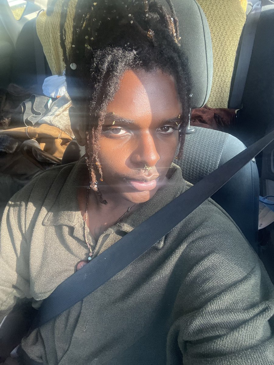 ghettocheeks's tweet photo. can u see my thong in this pic https://t.co/YxWFI4Te27