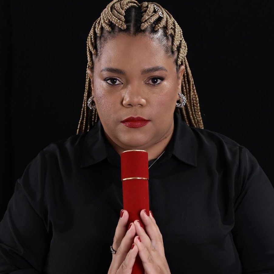 AcervoCharts's tweet image. Mirtes Renata, mãe do menino Miguel, tirou 10 em TCC sobre escravidão contemporânea.

Após perder o filho, que estava sob os cuidados de sua patroa Sari Corte Real, ela decidiu cursar direito para lutar por justiça.