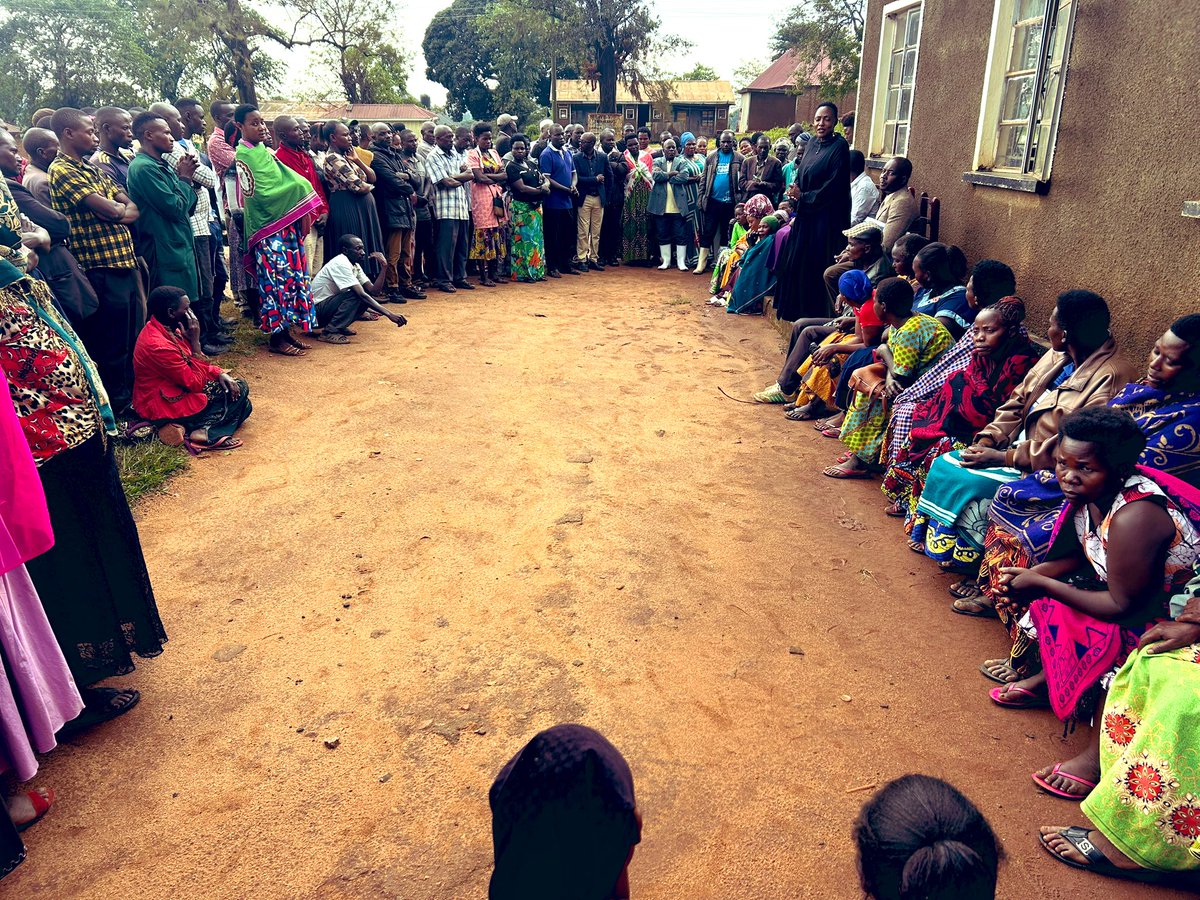 Kassandadi51706's tweet photo. Resensitization Pdm meeting in Bukuuya subcounty and Bukuuya T/c RDC Ms @PheobehN  has called upon the beneficiaries to use these funds to increase on household incomes in kassanda . She noted that each of the 92 parishes in kassanda has recieved 350 million shillings . https://t.co/fHUAqvmNT1