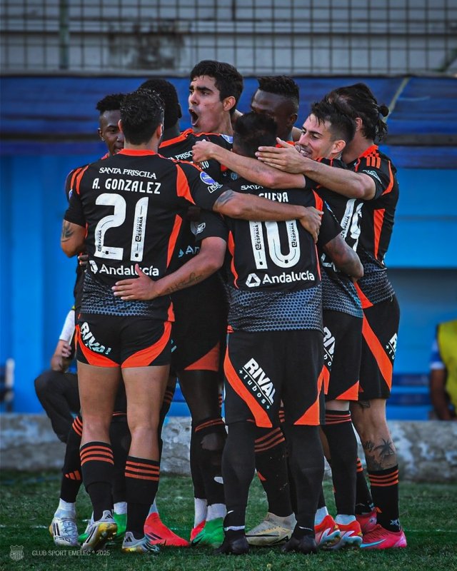 La plantilla del primer equipo habría definido no saltar al campo contra El Nacional el lunes en el Capwell y Emelec jugaría con la sub 19. La molestia radica por la ausencia del presidente Guzmán al dar la cara, rebote de cheques al cobrar y los meses de deuda.