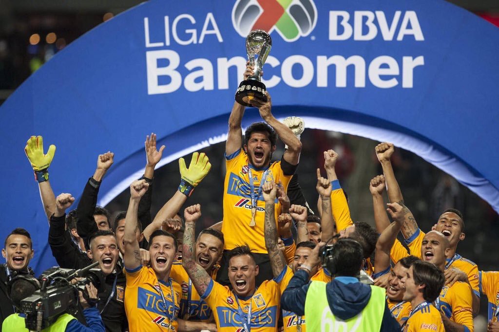 RafaDato2's tweet photo. Hoy se cumplen 8 años de qué Tigres venció 2-1 a Rayados en la Final del Apertura 2017

Eduardo Vargas y Francisco Meza marcaron los goles para la 6ª estrella

Tigres se volvía el primer campeón regio de Liga en el BBVA

Con ese título celebraron sus primeros 50 años de historia https://t.co/ltU54rfflE