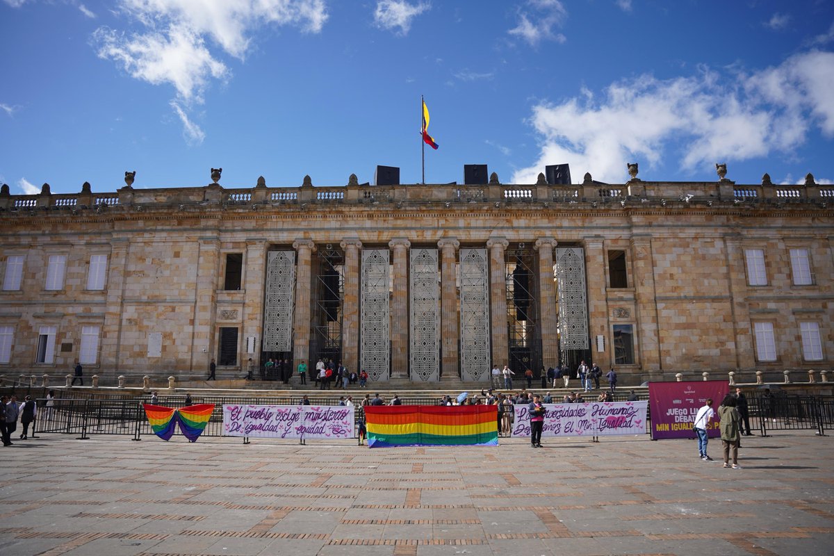 #AEstaHora estamos en el Congreso de la República defendiendo la continuidad del Ministerio de la Igualdad y Equidad. #DebatanMinIgualdadYa 

<a href="/juanflorians/">Juan Florian Silva</a> <a href="/petrogustavo/">Gustavo Petro</a>